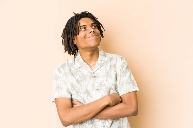 Genç Afro-Amerikan Rasta adamı hedeflerine ve amaçlarına ulaşmayı hayal ediyor.