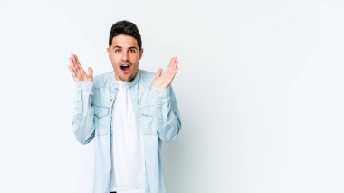 Beyaz arka planda izole edilmiş genç beyaz adam şaşırdı ve şok oldu..