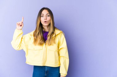 Mor arka planda soyutlanmış beyaz bir kadın. Yaratıcılık kavramı hakkında harika bir fikri var..