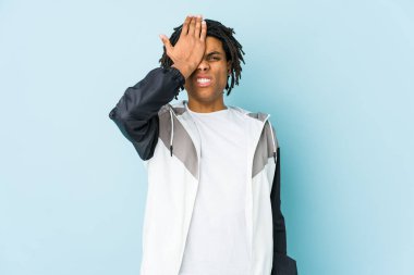 Genç Afro-Amerikan sporcusu bir şeyi unutuyor. Alnına avuç içi ve gözlerini kapatıyor..