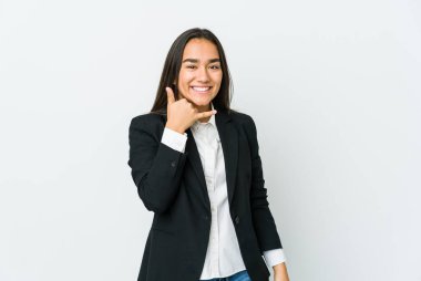 Genç Asyalı işçiler, beyaz arka planda izole edilmiş bir kadın, parmakları olan bir cep telefonu hareketi gösteriyor..