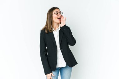 Kafkasyalı genç iş kadını bağırıyor ve avuç içi kadar açık..