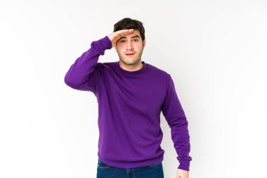 Beyaz arka planda izole genç adam yüksek sesle bağırıyor, gözleri açık ve elleri gergin tutuyor..