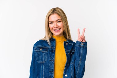 Genç beyaz kadın mutlu, güler yüzlü ve neşeli..