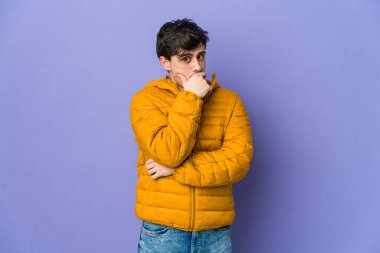 Genç havalı adam korkmuş ve korkmuş..