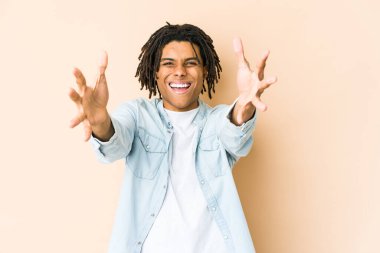 Genç Afrikalı Amerikalı Rasta adam kameraya sarıldığı için kendinden emin..