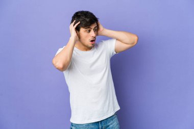 Genç havalı adam bağırıyor, çok heyecanlı, tutkulu, bir şeyden memnun..