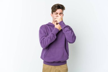 Beyaz arka planda izole edilmiş genç beyaz bir adam virüs veya enfeksiyon yüzünden boğazında ağrı hissediyor..