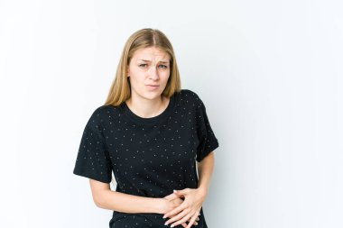 Beyaz arka planda izole edilmiş genç sarışın kadın karaciğer ağrısı ve karın ağrısı çekiyor..