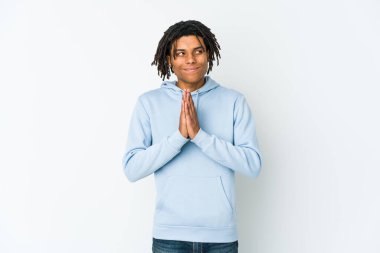 Genç Afrikalı Amerikalı Rasta adam bir plan yapıyor, bir fikir kuruyor..