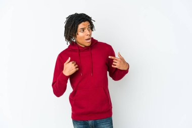 Genç Afro-Amerikan Rasta adamı parmağını gösterip, gülümseyerek şaşırdı..