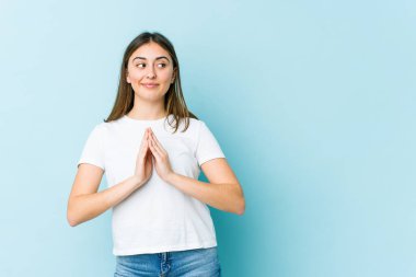 Kafkasyalı genç kadın bir plan yapıyor, bir fikir kuruyor..