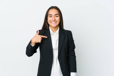 Genç Asyalı işçiler beyaz arka planda izole edilmiş bir kadın gömlek fotokopisini elle gösteriyor, gururlu ve kendinden emin.