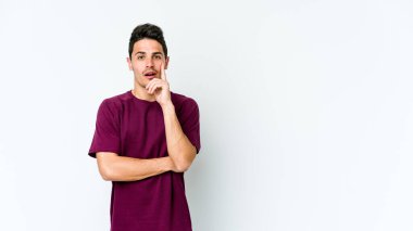 Beyaz arka planda izole edilmiş beyaz bir genç adam, yaratıcılık kavramı, harika bir fikre sahip..