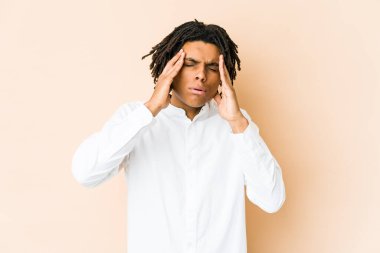 Genç Afrikalı Amerikalı Rasta adam tapınaklara dokunuyor ve başı ağrıyor..