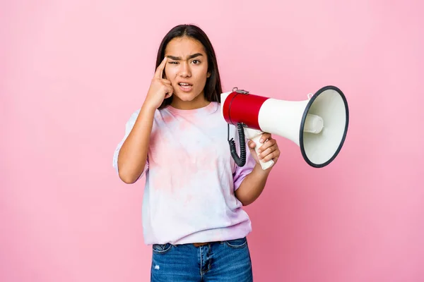 Jovem Mulher Asiática Segurando Megafone Isolado Fundo Rosa Mostrando Gesto — Fotografia de Stock