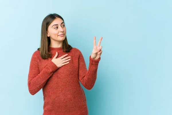 Giovane Donna Caucasica Che Presta Giuramento Mettendo Mano Sul Petto — Foto Stock