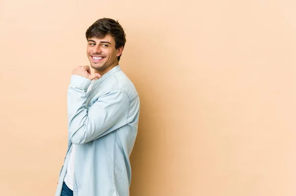 Joven Hombre Fresco Señala Con Dedo Pulgar Distancia Riendo Despreocupado — Foto de Stock