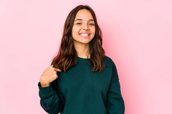 Jonge Gemengde Ras Spaanse Vrouw Geïsoleerde Persoon Wijzend Met Hand — Stockfoto