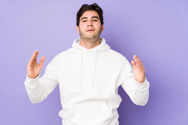 Jovem Isolado Fundo Roxo Segurando Algo Pouco Com Dedos Indicador — Fotografia de Stock