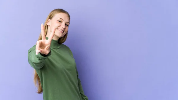 Giovane Donna Bionda Isolata Sfondo Viola Gioiosa Spensierata Mostrando Simbolo — Foto Stock