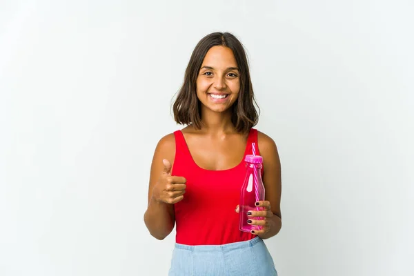 Junge Lateinische Frau Hält Einen Milchshake Auf Weißem Hintergrund Lächelt — Stockfoto