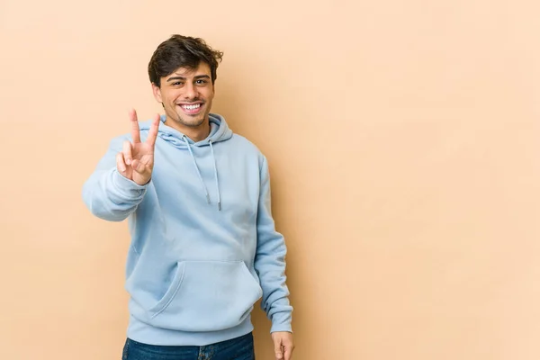 Mladý Cool Muž Ukazuje Vítězství Znamení Široce Usmívá — Stock fotografie