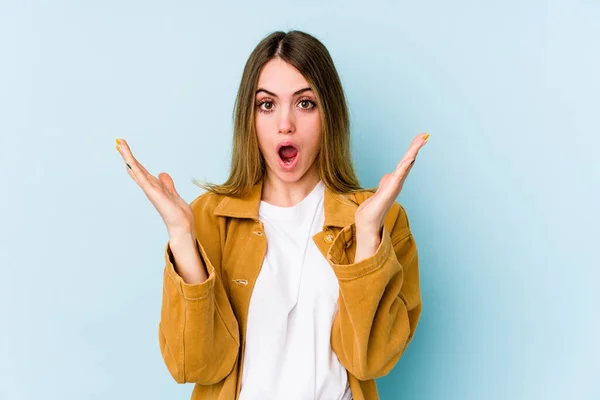 Mujer Joven Caucásica Aislada Sobre Fondo Azul Sorprendida Conmocionada — Foto de Stock