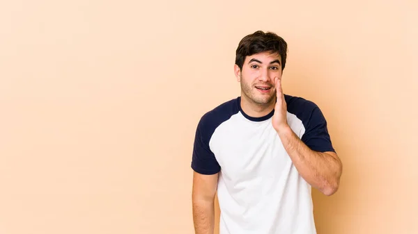 Joven Aislado Sobre Fondo Beige Grita Fuerte Mantiene Los Ojos — Foto de Stock