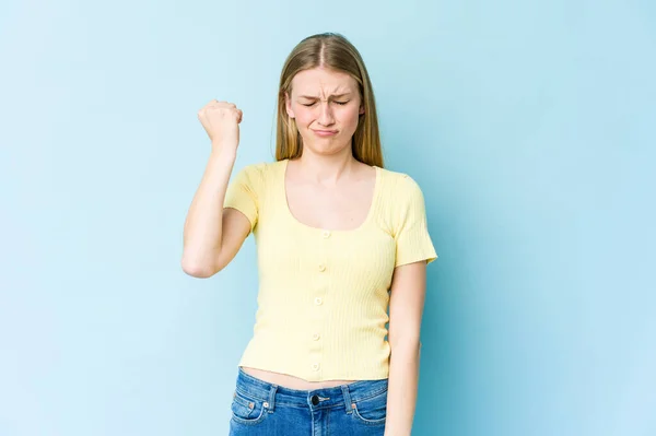 Ung Blond Kvinna Isolerad Blå Bakgrund Visar Knytnäve Till Kamera — Stockfoto