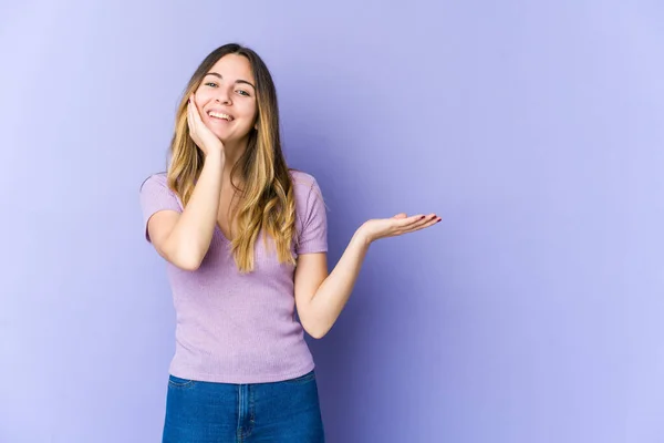 Jeune Femme Caucasienne Isolée Sur Fond Violet Tient Espace Copie — Photo