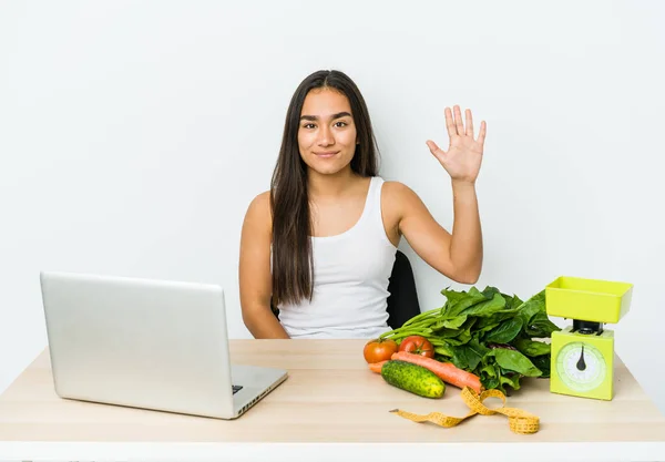 Jovem Nutricionista Mulher Asiática Isolado Fundo Branco Sorrindo Alegre Mostrando — Fotografia de Stock