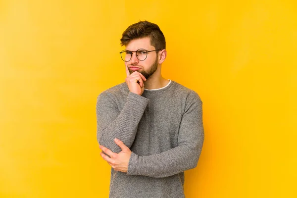 Junger Kaukasischer Mann Auf Gelbem Hintergrund Isoliert Überlegt Plant Eine — Stockfoto