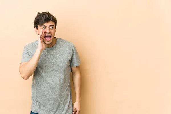 Joven Hombre Fresco Gritando Emocionado Frente —  Fotos de Stock