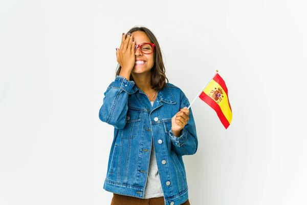 Mladý Španělský Žena Drží Vlajku Izolované Bílém Pozadí Baví Pokrývající — Stock fotografie