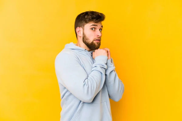 Young Caucasian Man Isolated Yellow Background Scared Afraid — Stock Photo, Image
