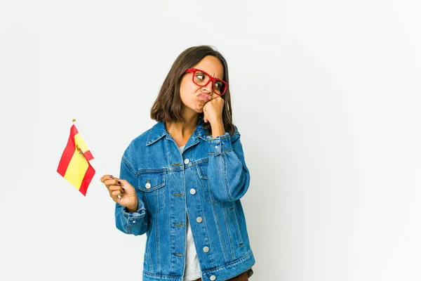 Junge Spanierin Mit Einer Fahne Auf Weißem Hintergrund Die Traurig — Stockfoto