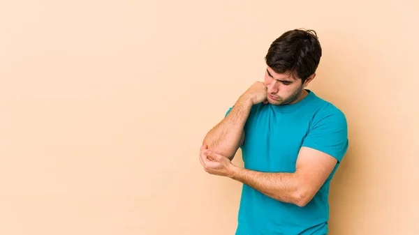 Ung Man Isolerad Beige Bakgrund Massage Armbåge Lider Efter Dålig — Stockfoto