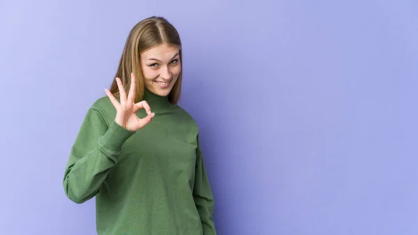 Giovane Donna Bionda Isolata Sfondo Viola Ammicca Occhio Tiene Gesto — Foto Stock