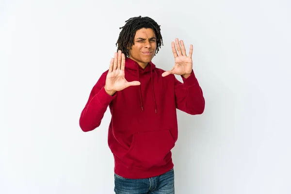 若いアフリカ系アメリカ人のラスタマンは嫌悪感のジェスチャーを示す誰かを拒否 — ストック写真