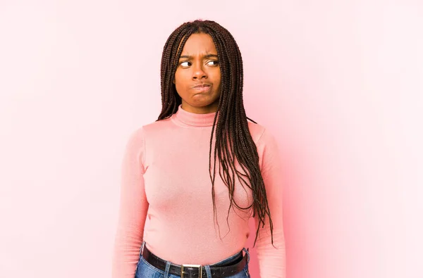 Jonge Afrikaanse Amerikaanse Vrouw Geïsoleerd Een Roze Achtergrond Verward Voelt — Stockfoto