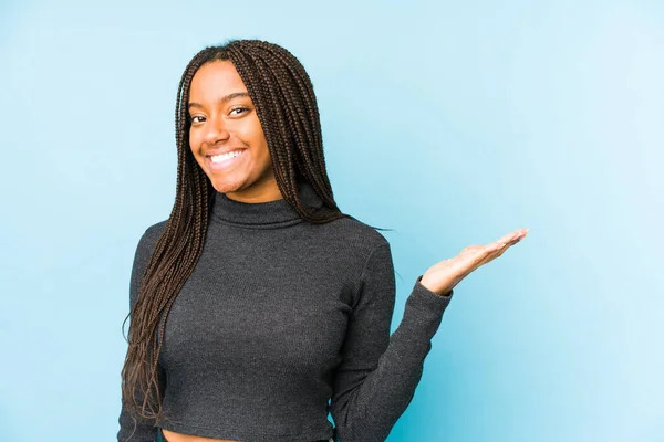 Giovane Donna Afroamericana Isolata Sfondo Blu Che Mostra Uno Spazio — Foto Stock
