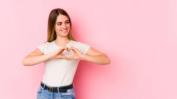 Mujer Joven Caucásica Aislada Sobre Fondo Rosa Sonriendo Mostrando Una — Foto de Stock