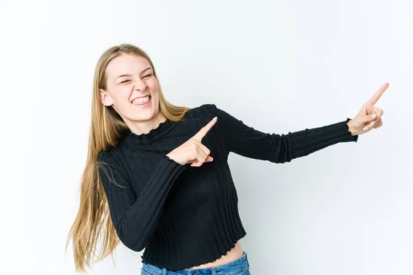 Jovem Loira Isolada Fundo Branco Dançando Divertindo — Fotografia de Stock