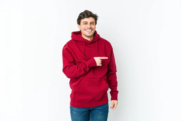 Mladý Chladný Muž Usmívá Ukazuje Něco Prázdném Prostranství — Stock fotografie