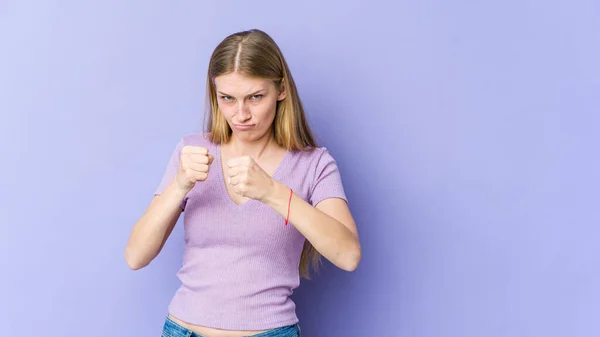 Giovane Donna Bionda Isolata Sfondo Viola Mostrando Pugno Alla Macchina — Foto Stock