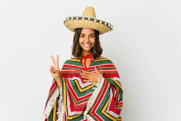 Молодая Мексиканка Изолированная Белом Фоне Давая Клятву Прикладывая Руку Груди — стоковое фото