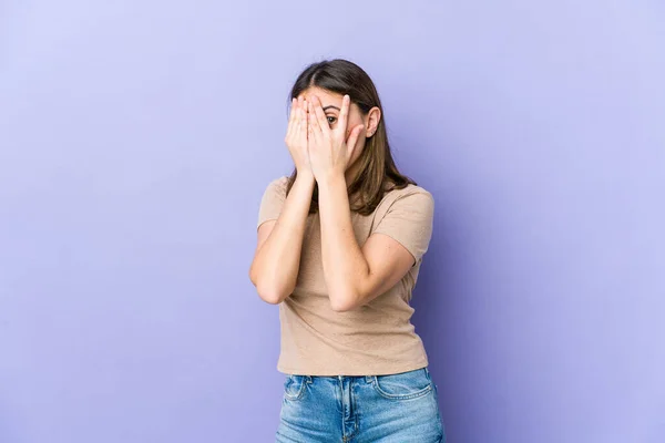 Jonge Blanke Vrouw Knipperen Door Vingers Bang Nerveus — Stockfoto