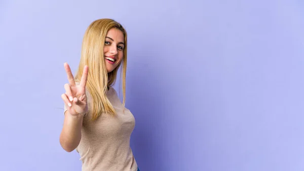 Young Blonde Caucasian Woman Showing Victory Sign Smiling Broadly — Stock Photo, Image