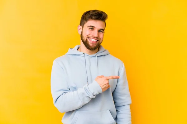 Young Caucasian Man Isolated Yellow Background Smiling Pointing Aside Showing — Stock Photo, Image